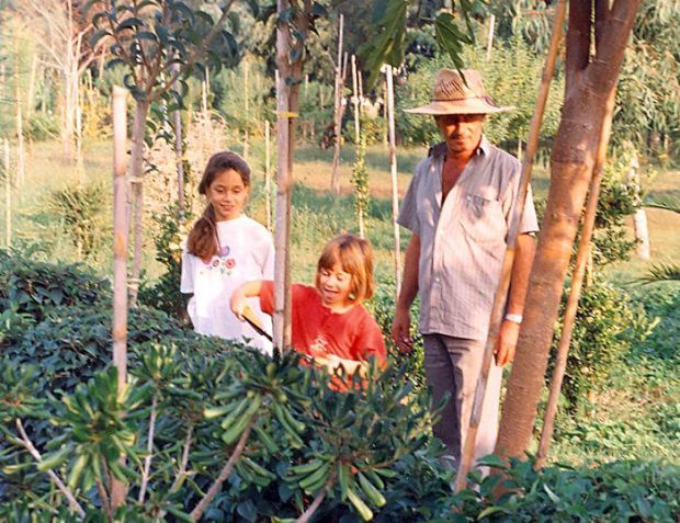 Familie Palouki bei den Vorbereitungen für den Platz im Jahr 1995.