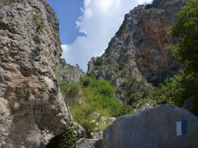 Eine der vielen blau-weißen Markierungen