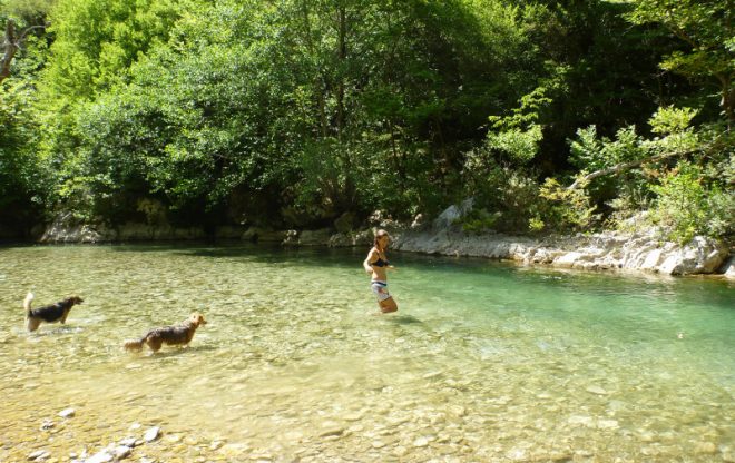 Ein erfrischendes Bad im Fluss
