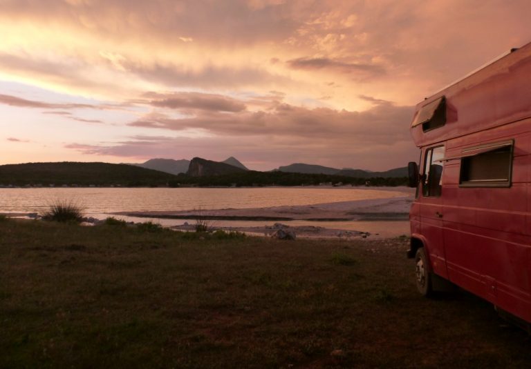 Wohnmobil im Sonnenuntergang am Meer